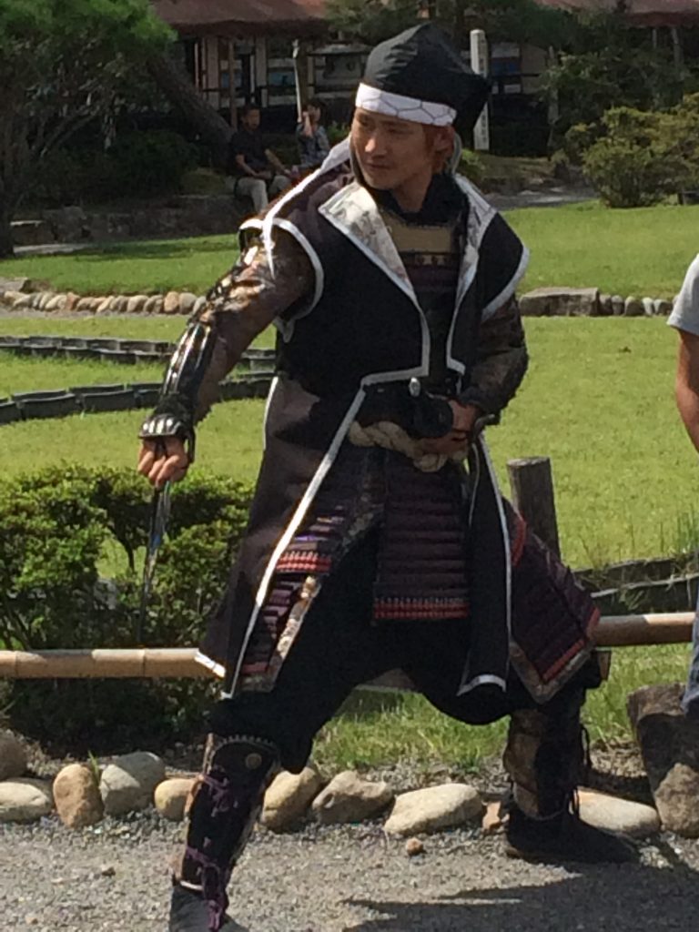 imagem de Samurai no jardim do castelo de Matsumoto