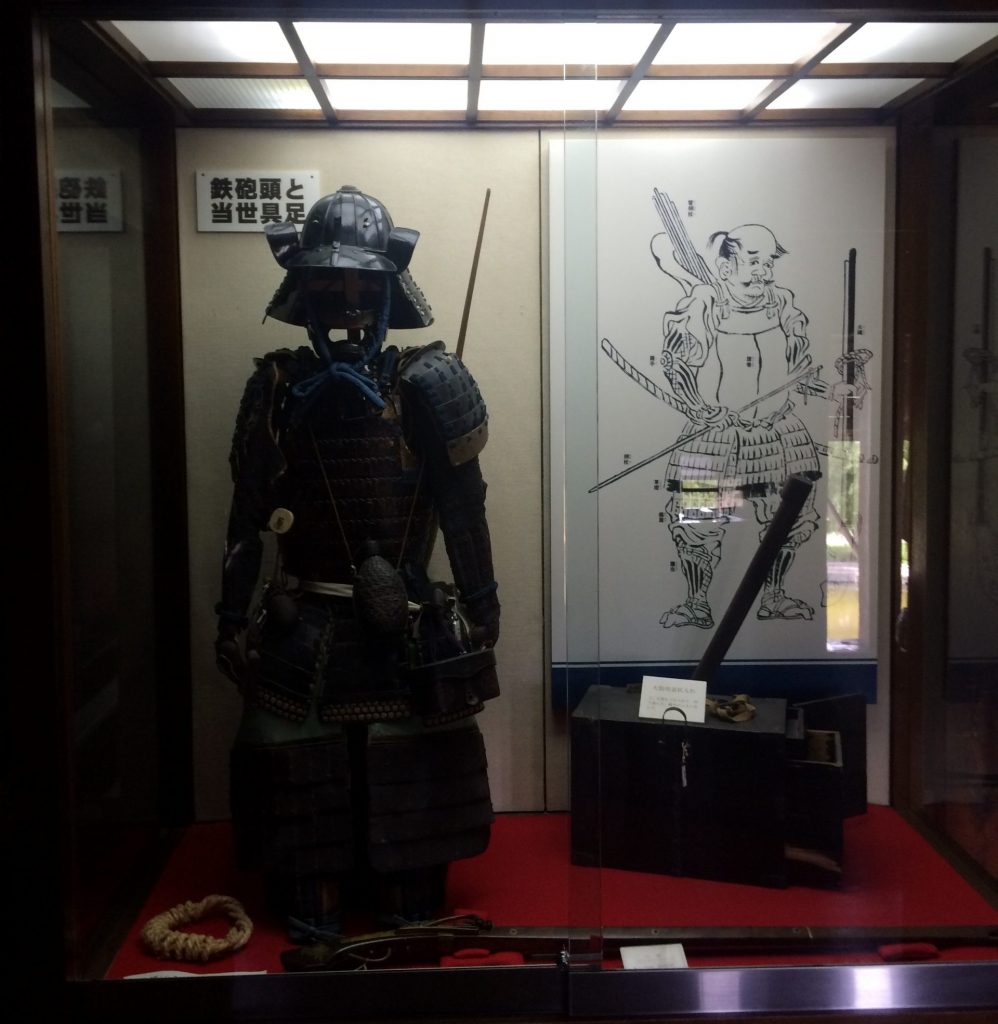 imagem de armadura de samurai no castelo de Matsumoto